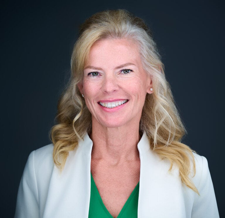 toni-anderson-headshots-768x742